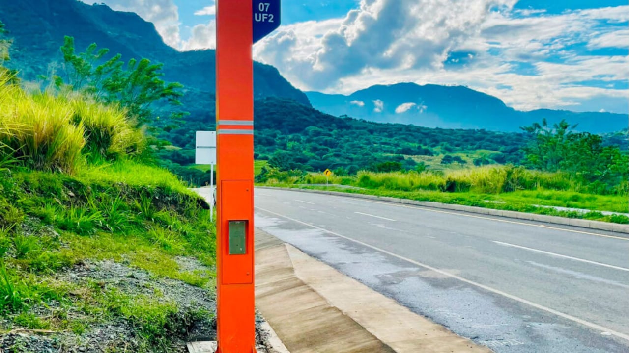 Un poste S.O.S. en las carreteras colombianas.