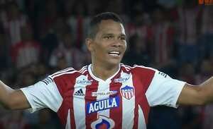 Carlos Bacca lamentándose tras ser anulado su gol.