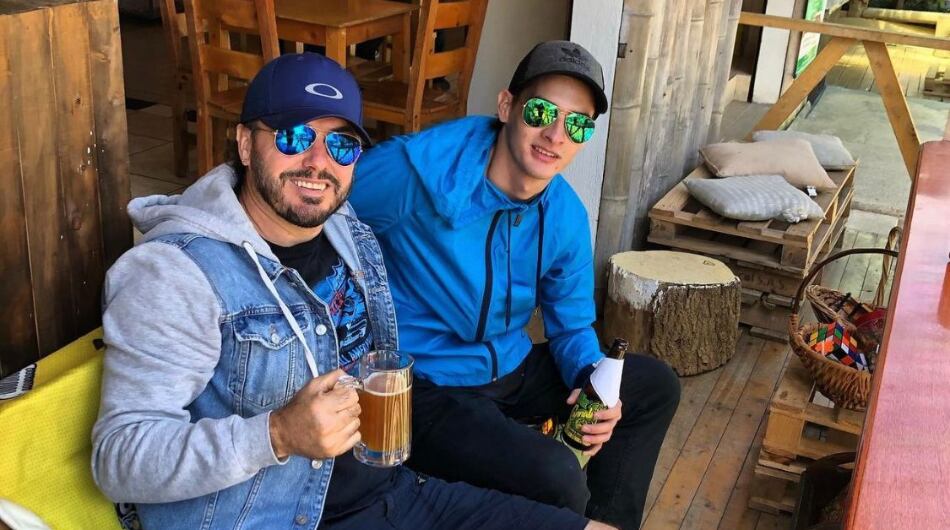 William Gallego junto a su hijo Alejandro, asesinado en medio de una batalla campal en Medellín.