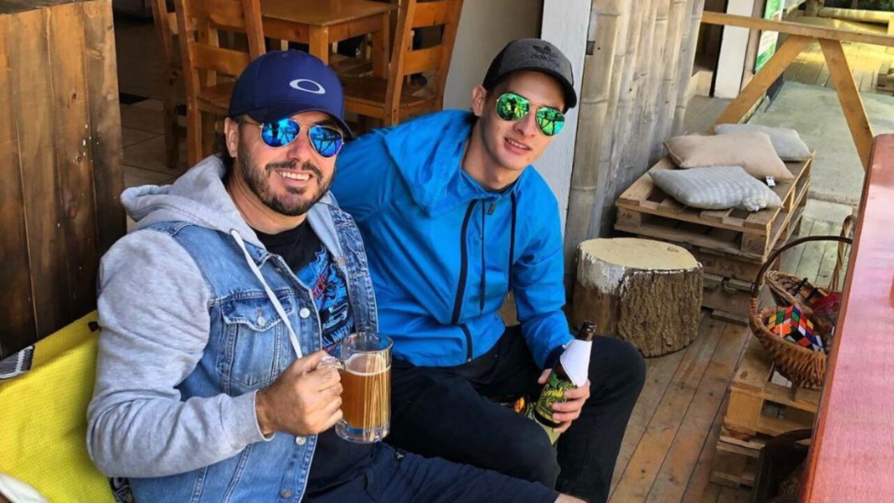 William Gallego junto a su hijo Alejandro, asesinado en medio de una batalla campal en Medellín.