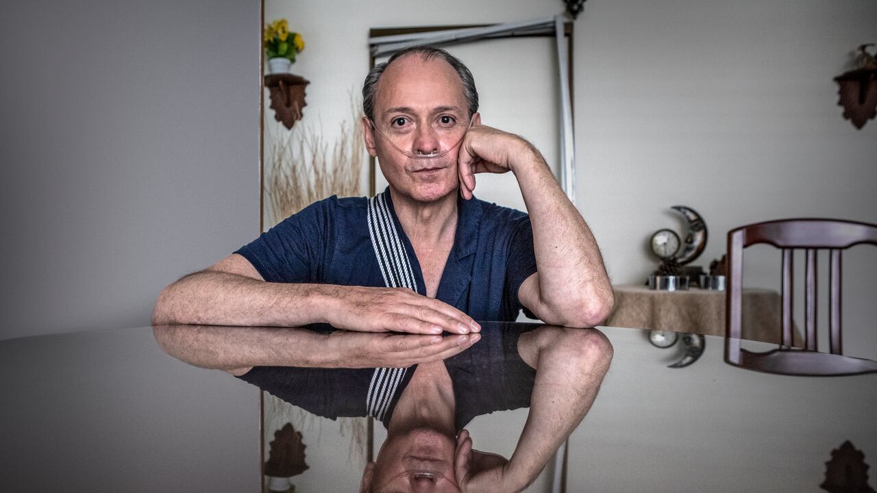 Jairo Alberto Antolínez pasó más de 40 días en una UCI. La probabilidad de morir era alta. Y de hecho por seis segundos murió, pero gracias a un milagro salió del paro y se recuperó de la covid-19. Bogotá, enero 20 de 2022. Foto: Juan Carlos Sierra-Revista Semana.