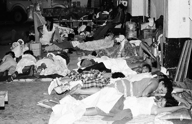 Después de la tragedia, los damnificados descansan en una de las calles de Lérida. Era su primera noche sin hogar.