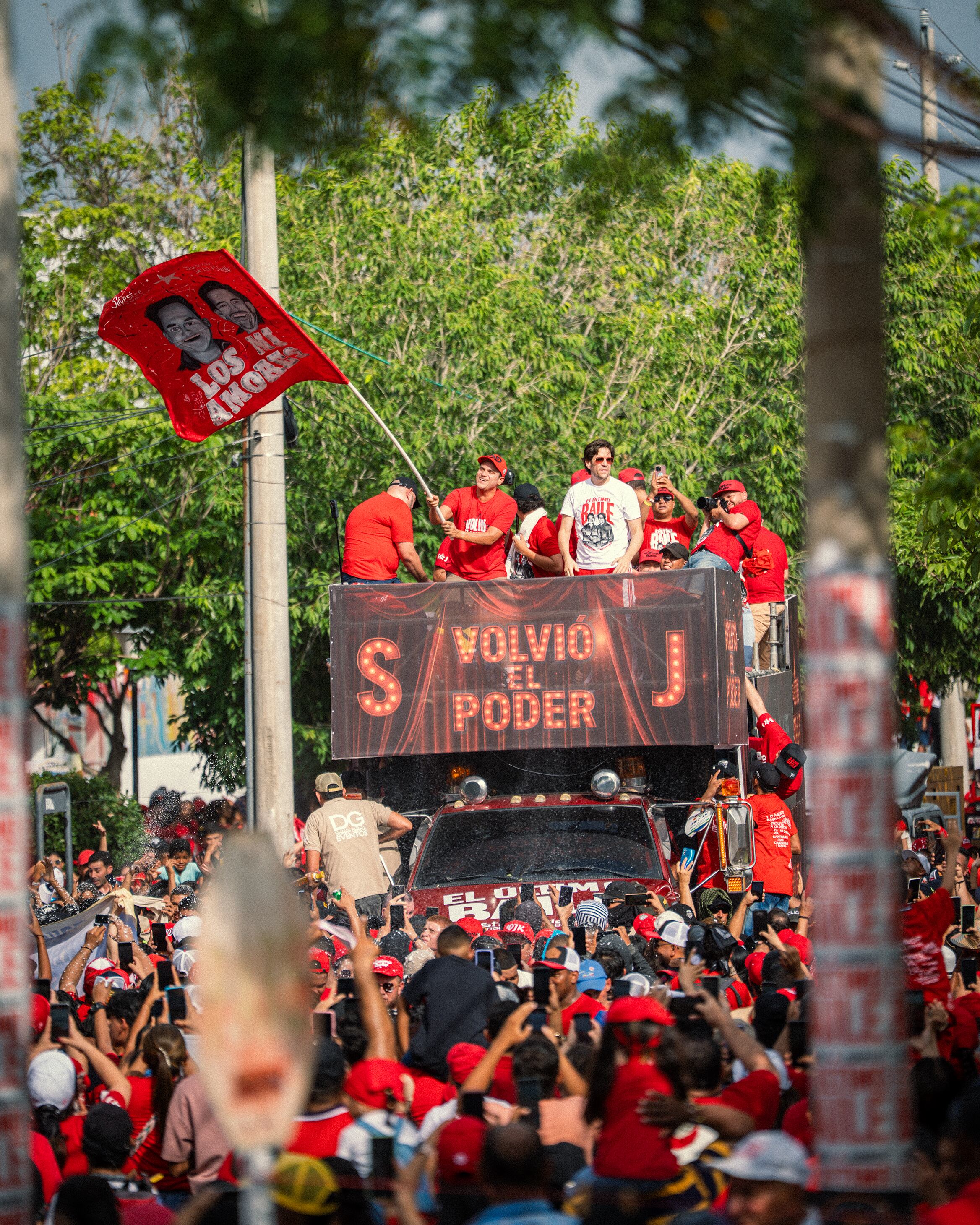 Silvestre Dangond y Juancho de la Espriella protagonizaron una caravana masiva antes de sus conciertos en Valledupar.