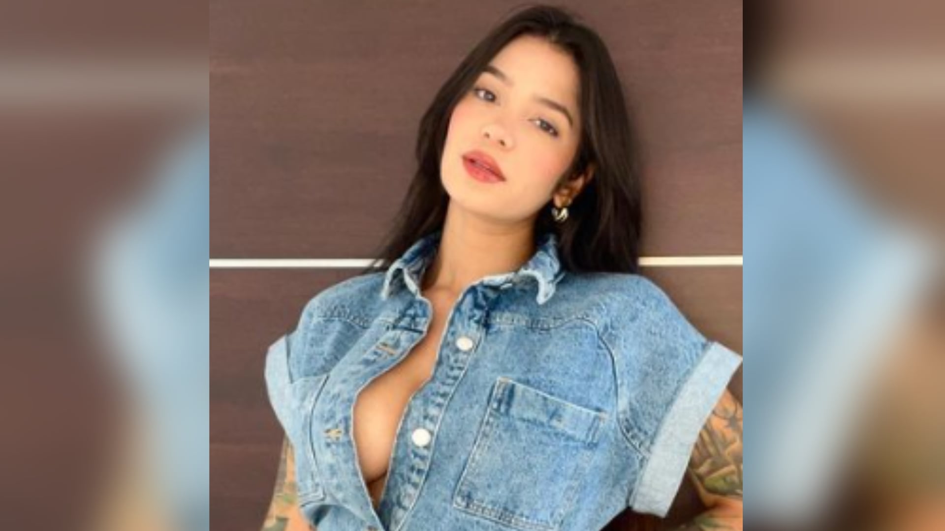 Jenn Muriel con un cojunto de jean