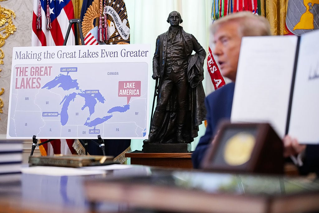 WASHINGTON, DC - 27 DE AGOSTO: Se muestra un mapa en el que el lago Ontario aparece etiquetado como "Lago América" ​​mientras el presidente de los Estados Unidos, Donald Trump, firma una orden ejecutiva durante un acto en el Despacho Oval de la Casa Blanca, el 27 de agosto de 2026, en Washington, DC.