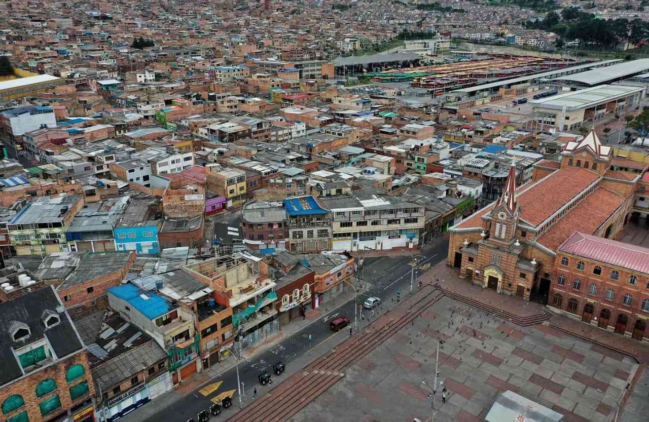 Una panorámica inédita en la historia del 20 de Julio, uno de los templos que cada domingo recibe a miles de feligreses. Este domingo de ramos la plaza del templo se veía desierta. 