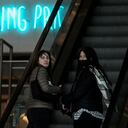 Los clientes sin tapabocas se ven en una tienda en Madrid el 20 de abril de 2022 cuando se levanta el mandato de máscara anti-Covid en interiores en España, excepto en hospitales y en el transporte público.