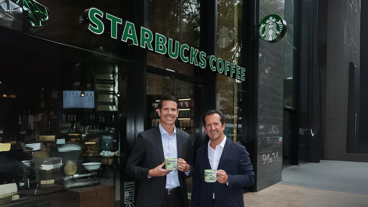 Brady Brewer, CEO de Starbucks International,  Armando Torrado CEO de Alsea.