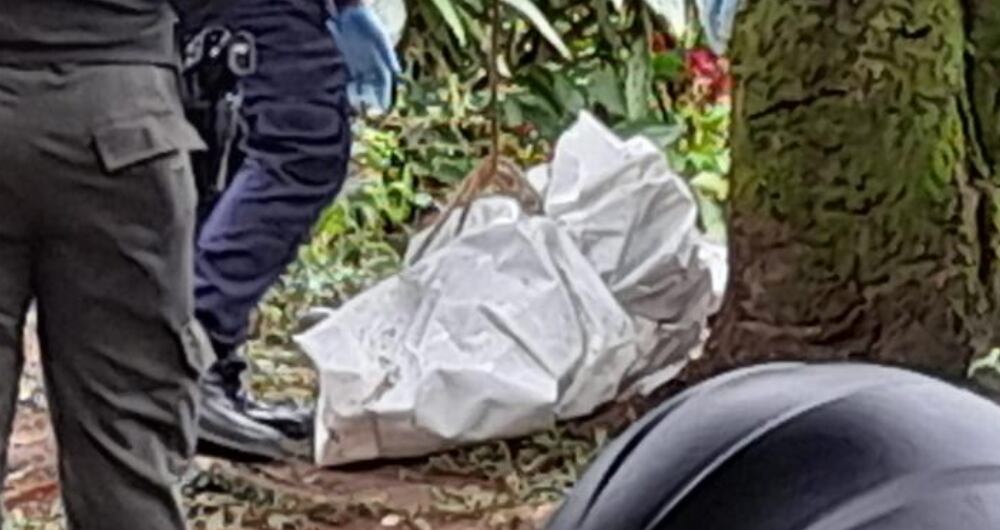 Cadáver dentro de un costal en Medellín, recuperado en el río Aburrá.