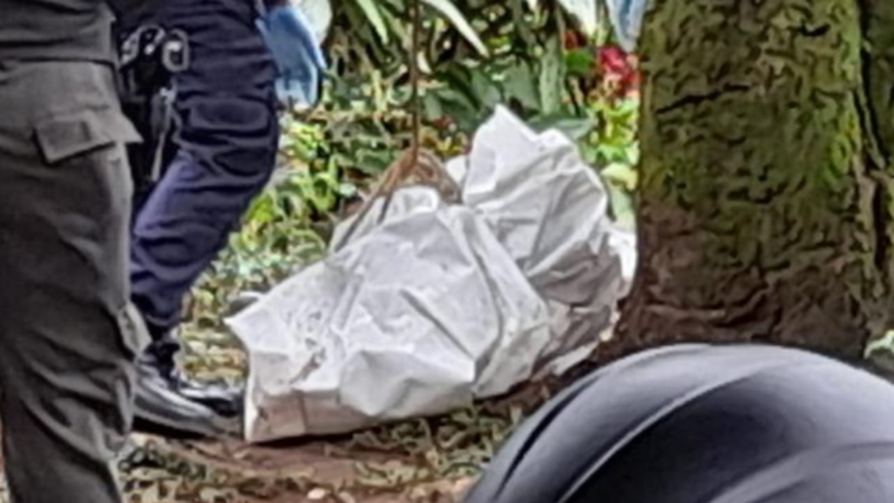 Cadáver dentro de un costal en Medellín, recuperado en el río Aburrá.