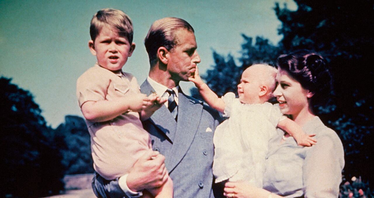 Con la reina y los príncipes Carlos y Ana en los años cincuenta. Felipe se encargó de la educación de sus hijos, mientras que Isabel se ocupaba de sus labores como jefa de Estado.