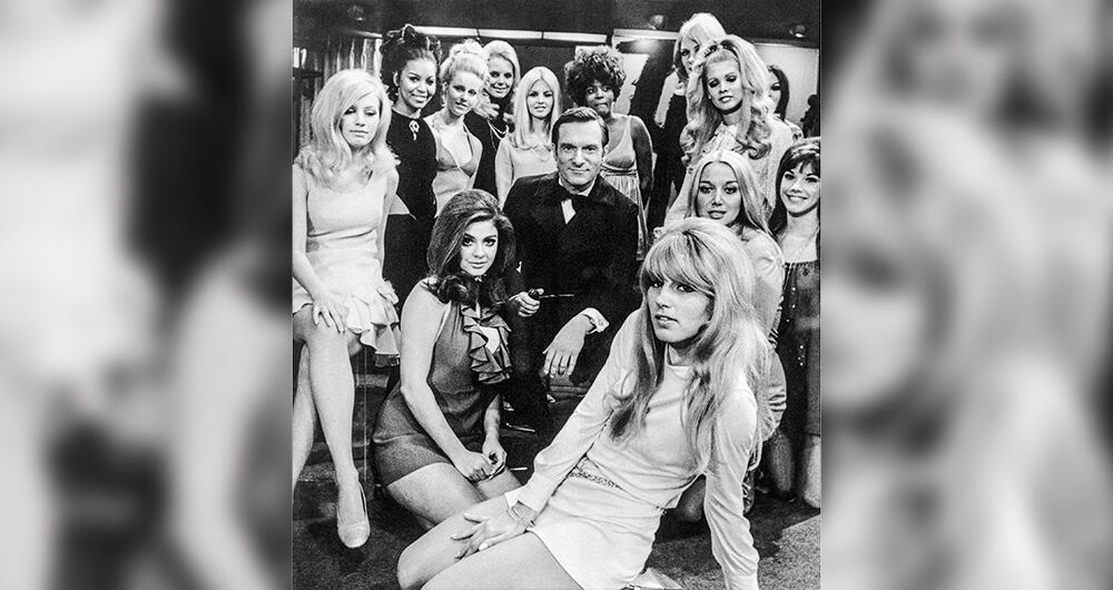    Hugh Hefner fundó Playboy en 1953 y con la revista erigió un emporio de clubes que desafió la moral puritana de la posguerra. En su mansión en Los Ángeles se dieron cita los personajes más famosos de la época, un lujo del que muchos se ufanaban. 
