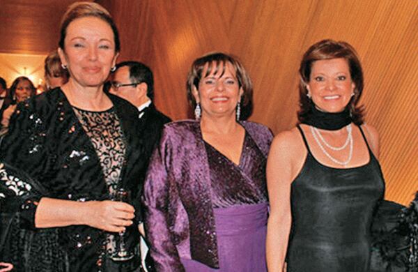 La consejera de Estado Susana Buitrago (centro) fue a la fiesta a pesar de que tiene en sus manos una demanda que pide anular la elección del procurador. 