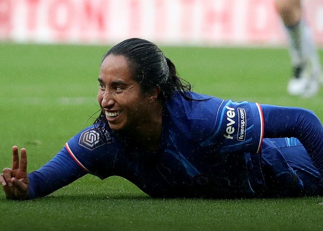 Mayra se reportó en el tanteador al minuto 37 y lo celebró arrojándose al césped.