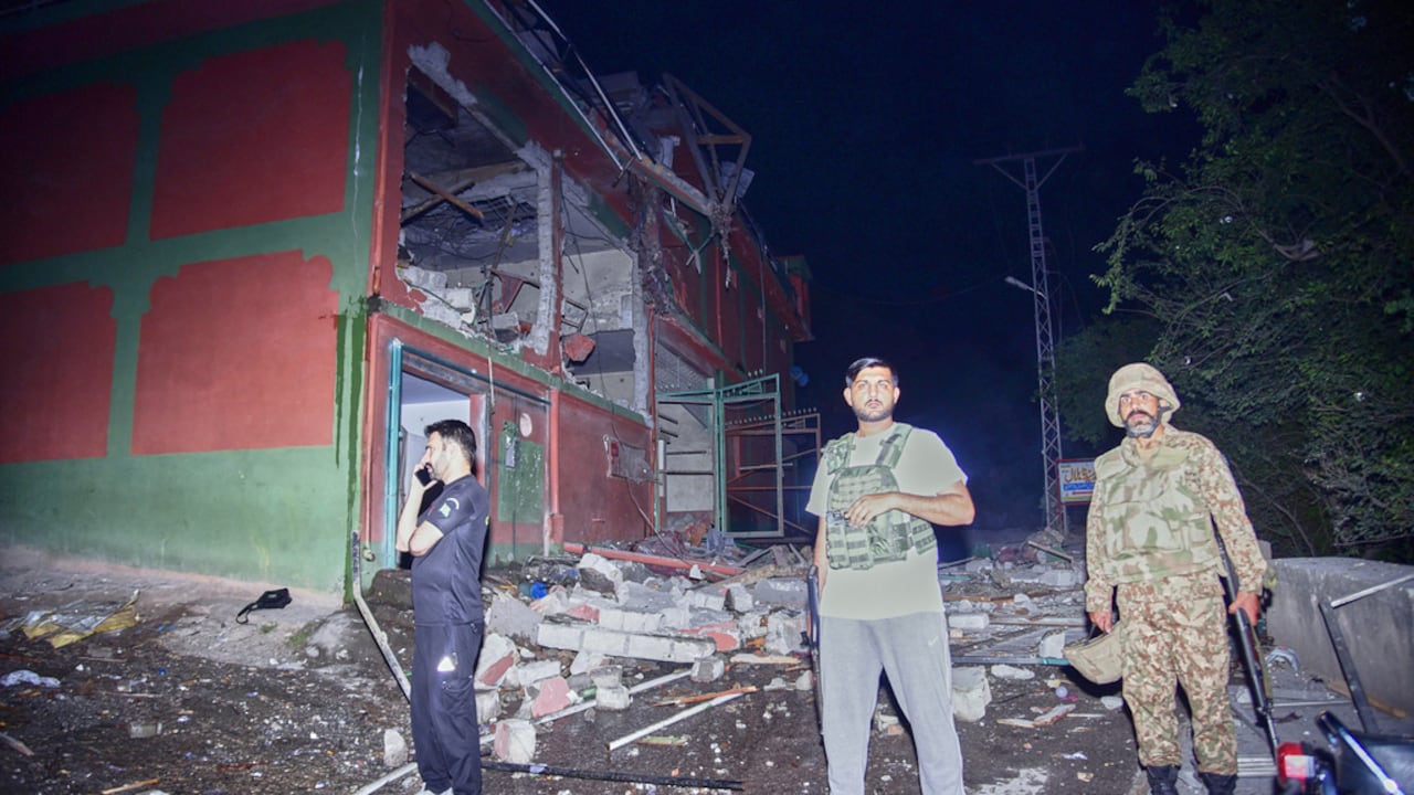 Funcionarios de las fuerzas de seguridad se encuentran frente a un edificio dañado en el lugar donde se presunto ataque con misiles indios, cerca de Muzaffarabad, capital de la Cachemira controlada por Pakistán, el miércoles 7 de mayo de 2025. (Foto AP/M.D. Mughal)