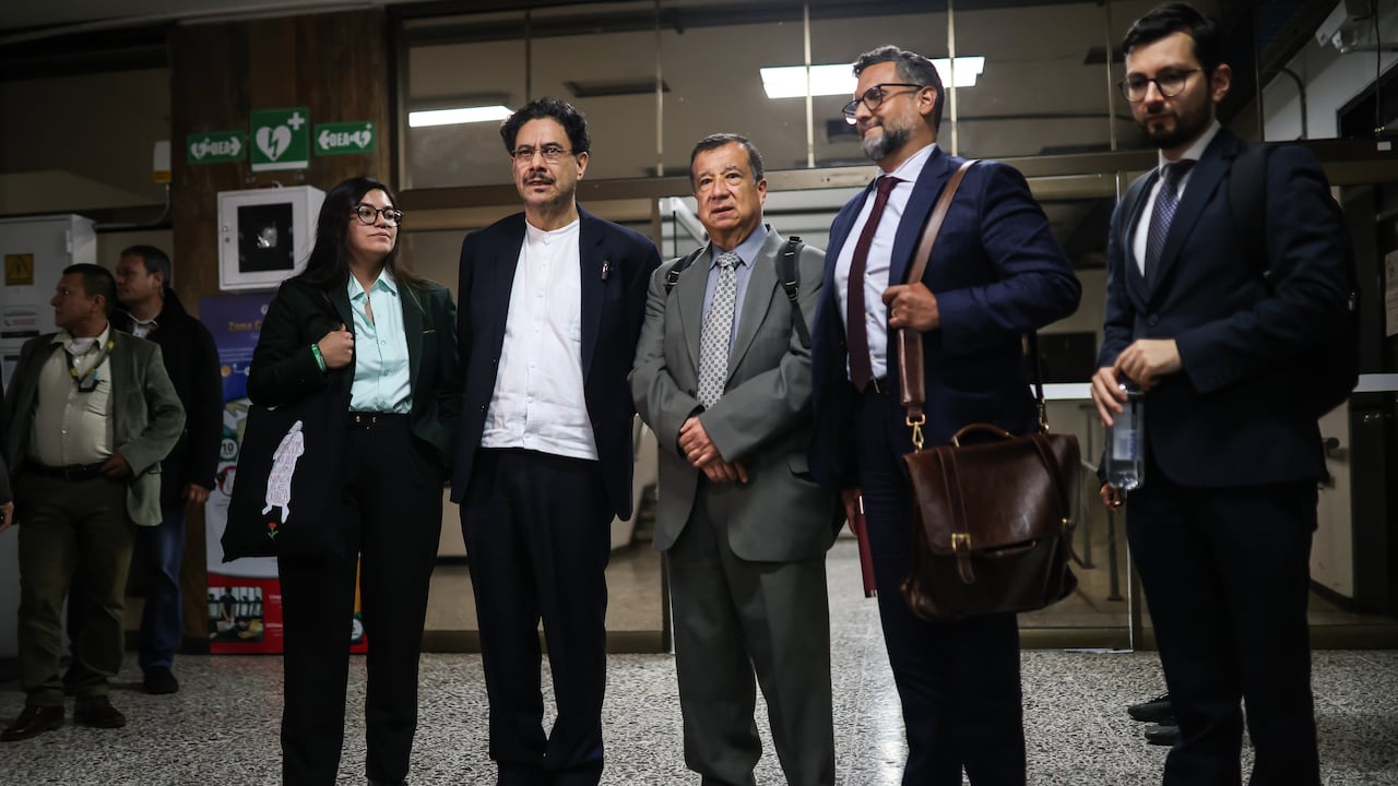 Bogotá, Julio 28 de 2025. Juicio Álvaro Uribe el senador Iván Cepeda y el abogado Miguel Angel del río ofrecieron declaraciones a medios.