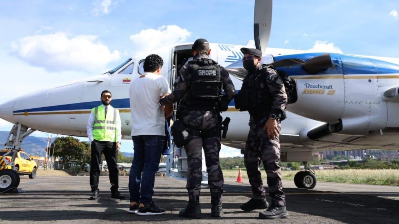 Traslado de varios cabecillas de estructuras criminales que permanecían recluidos en la cárcel de Itagüí y que estuvieron relacionados con los procesos de negociación de la llamada Paz Total durante el Gobierno de Gustavo Petro.