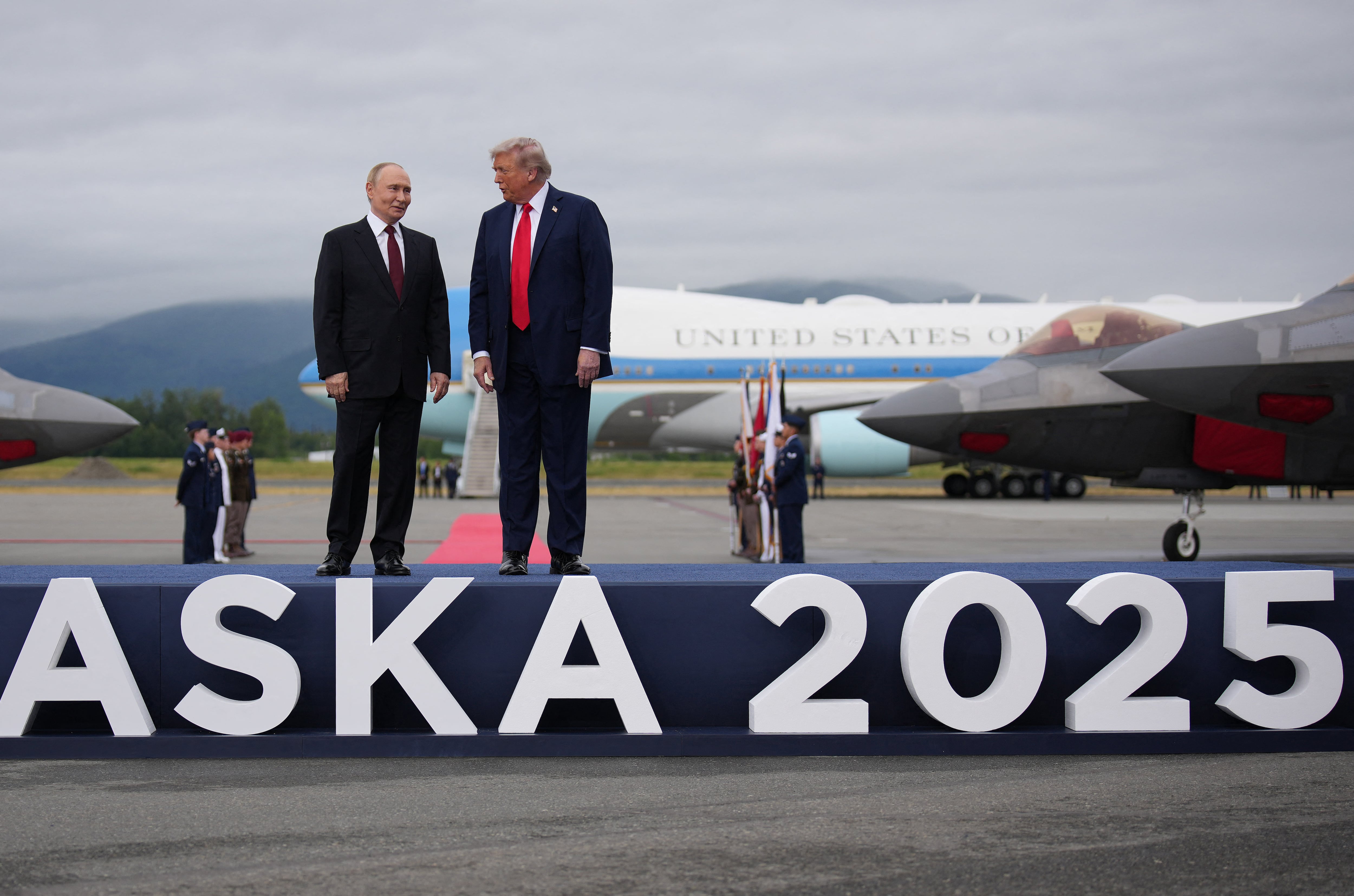 ANCHORAGE, ALASKA – 15 DE AGOSTO: El presidente estadounidense Donald Trump (R) saluda al presidente ruso Vladimir Putin cuando llega a la base conjunta Elmendorf-Richardson el 15 de agosto de 2025 en Anchorage, Alaska