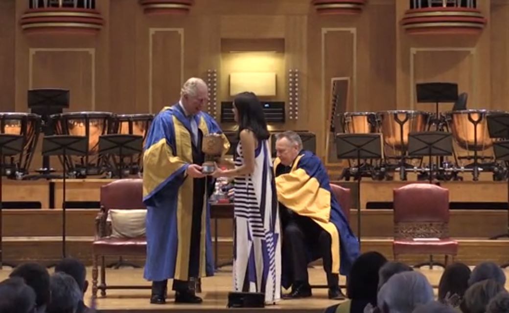 En el 2019, en una ceremonia especial la colombiana recibió el premio otorgado por el actual Rey de Inglaterra.