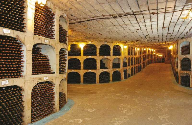 La cava - La bodega Milestii Mici tiene una longitud de 200 kilómetros, 60 de los cuales sirven para conservar 2 millones de botellas de vino. La inauguraron en 1969 para darles un uso a unas viejas minas de piedra caliza y se encuentra a 18 kilómetros de Chisinau, capital de Moldavia.