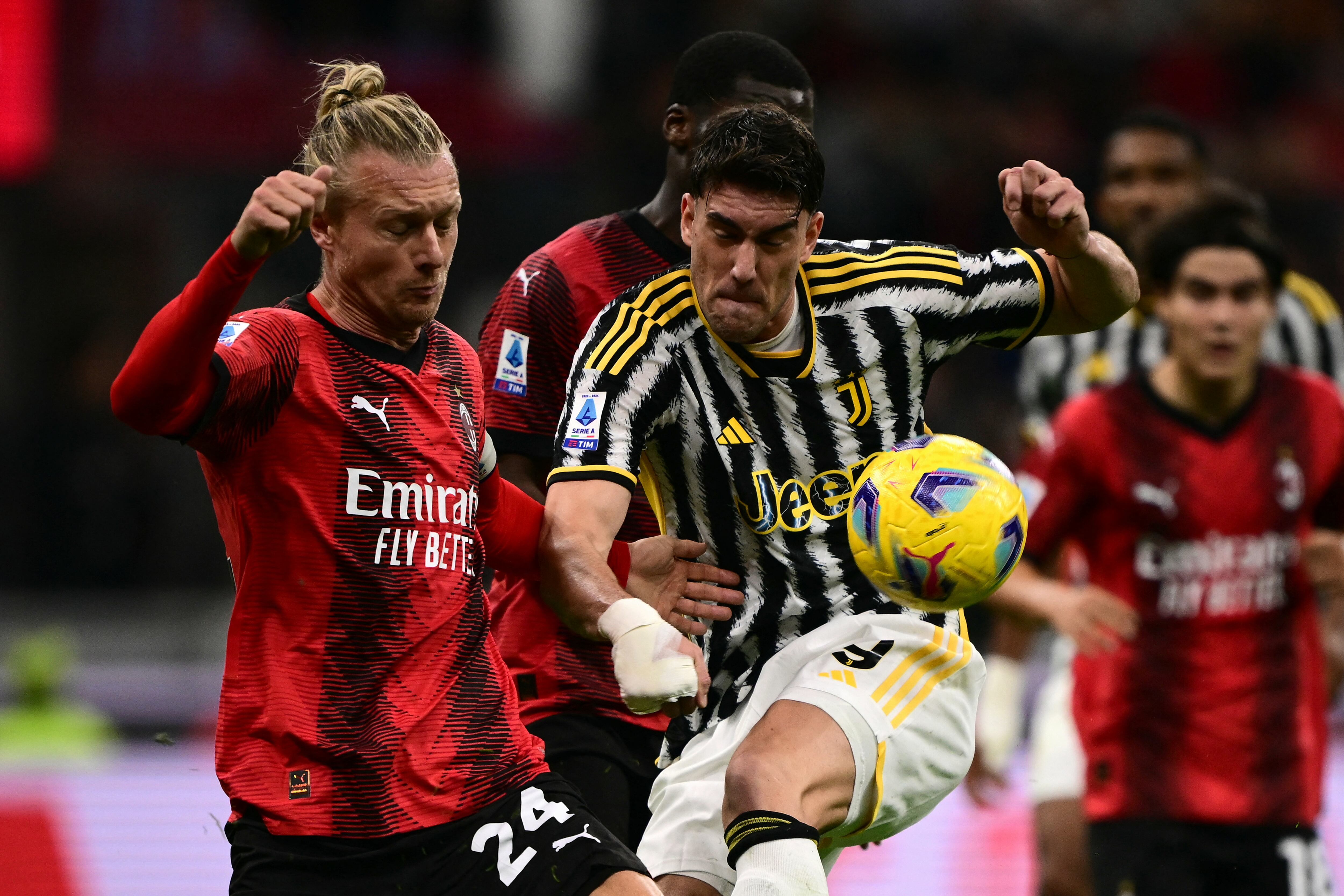 Forward disputa la pelota con sur rival en este compromiso