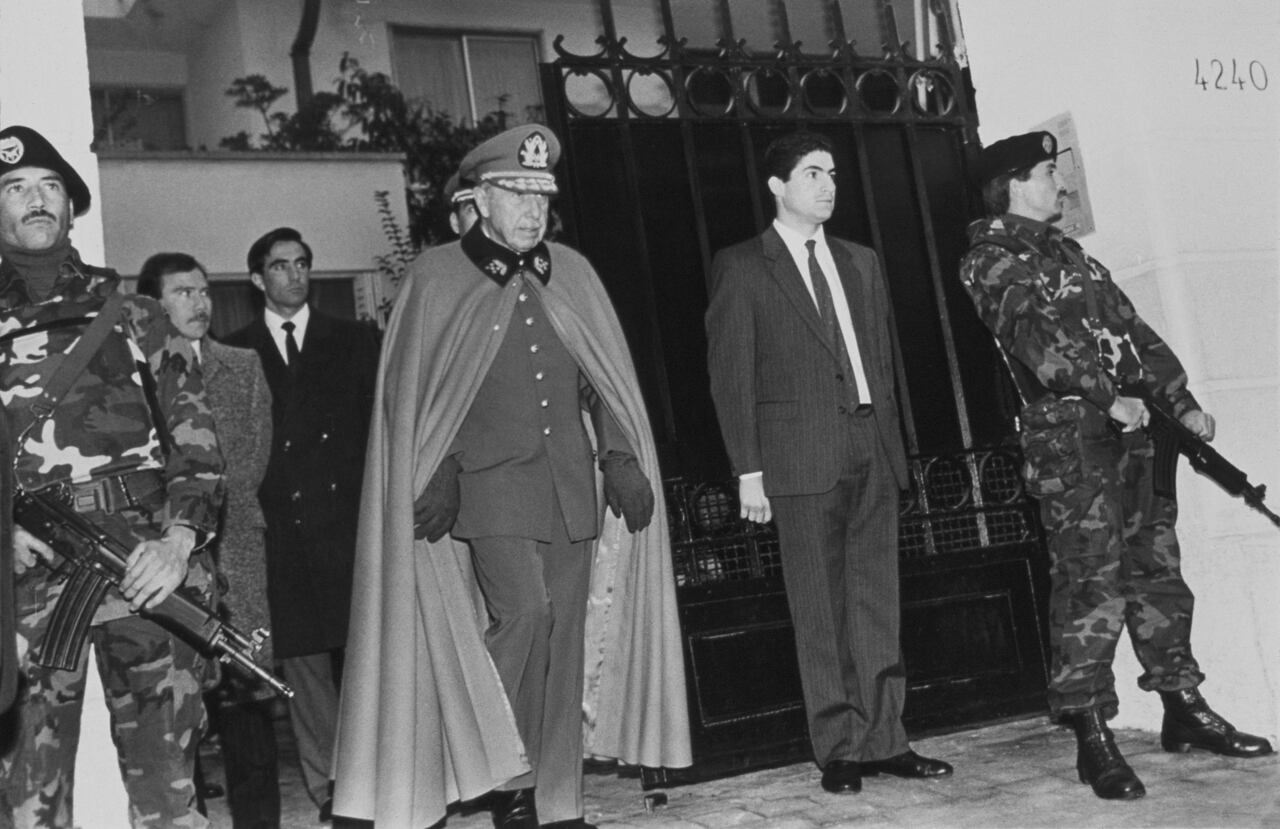 Un 39 % de chilenos piensa que Pinochet (1973-1990) modernizó el país y un 20 % lo ve como el mejor gobernante del siglo XX, según el sondeo “Chile bajo la sombra de Pinochet”, de mayo, de la organización Mori, que preguntó a 1.000 jóvenes, adultos y mayores. La de Mori es una de las encuestas independientes y respetadas en Chile.