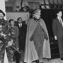 El general Augusto Pinochet sale de su casa, rodeado de guardas de seguridad, en Santiago, Chile, el 7 de septiembre de 1986, un día después de sobrevivir a un intento de asesinato del grupo guerrillero Frente Patriótico Manuel Rodríguez. (AP Foto/Marco Ugarte)