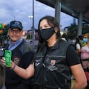 La secretaria de Salud Pública de Cali, Miyerlandi Torres, recorrió las estaciones del MIO motivando a la vacunación contra el covid-19.