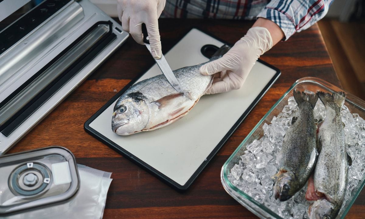 Así se descama un pescado.