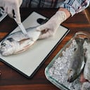 Así se descama un pescado.