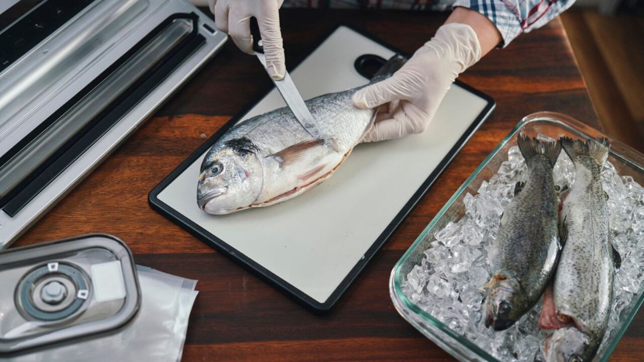 Así se descama un pescado.