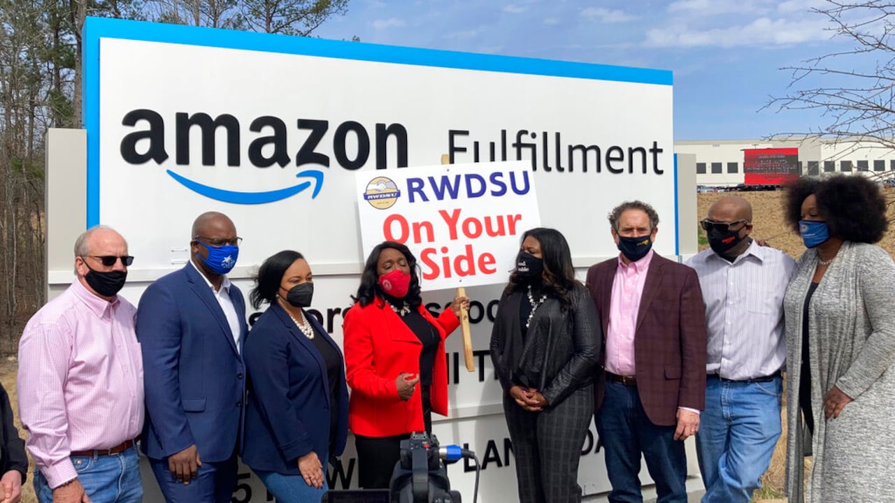 Congresistas demócratas se reúnen con representantes del Sindicato de Minoristas, Mayoristas y Tiendas Departamentales afuera de un centro de distribución de Amazon en Bessemer, Alabama, el 5 de marzo de 2021. Lo que suceda en el almacén en Bessemer pudiera tener grandes implicaciones no solamente para el segundo mayor empleados de Estados Unidos, sino para el movimiento sindical en general. (AP Foto/Bill Barrow)