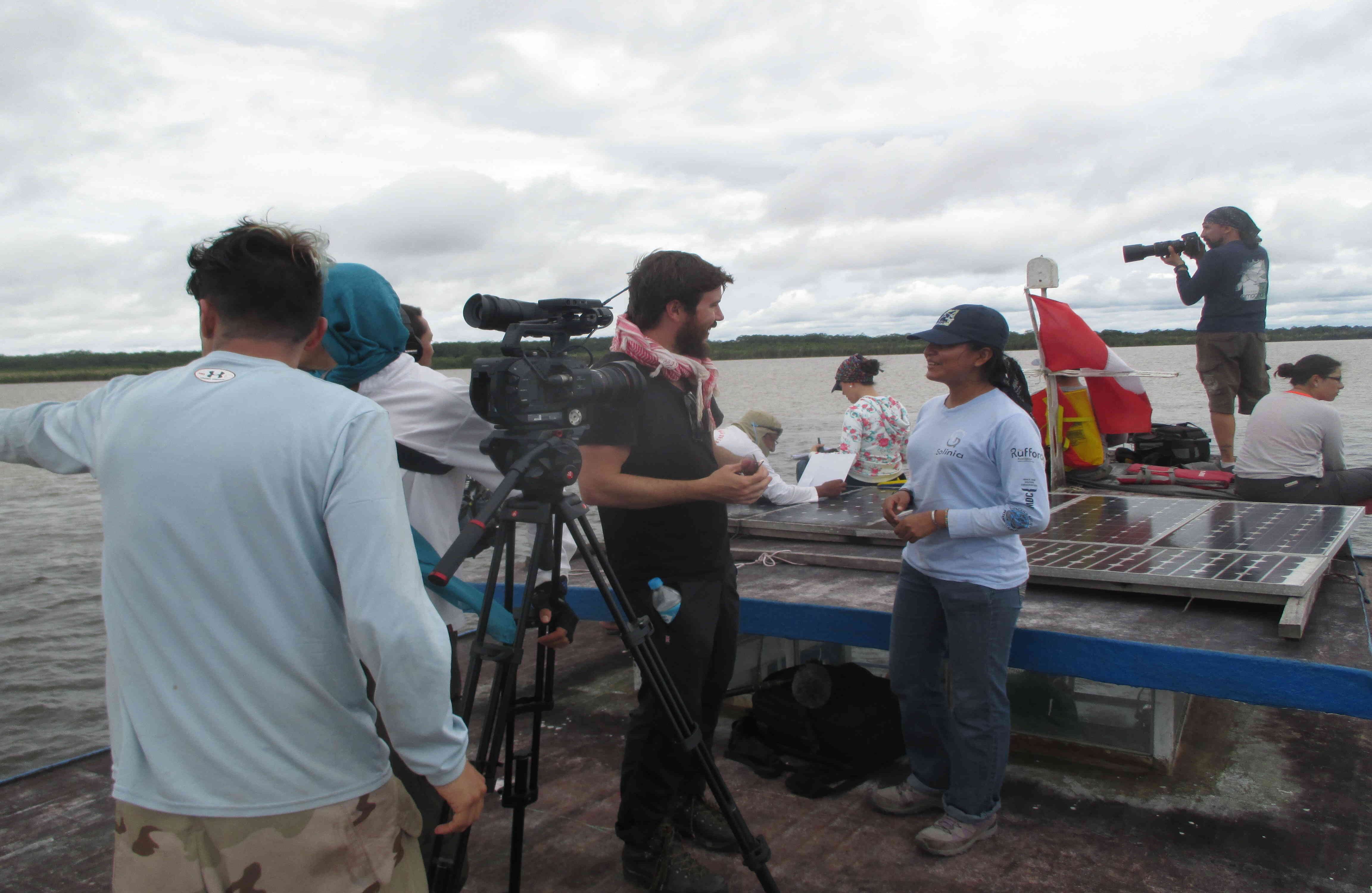 “La historia que hizo Globo solo tenía un lado: los mostró matando los delfines pero no habló con ellos. Nosotros sí quisimos hablar con ellos y entender su historia. Queríamos que se sintieran  a salvo, que podían hablar con nosotros con confianza. Estaban tensos, se ve en la película que sacan sus cámaras (no tienen ni electricidad ni wifi pero sí celulares) y nos graban, y era porque querían protegerse. Para ellos la cámara era un arma que los había herido pero también les daba poder”.