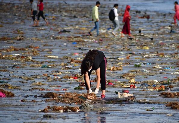 Jornada de limpieza en la playa Chowpatty en Mumbai, India.