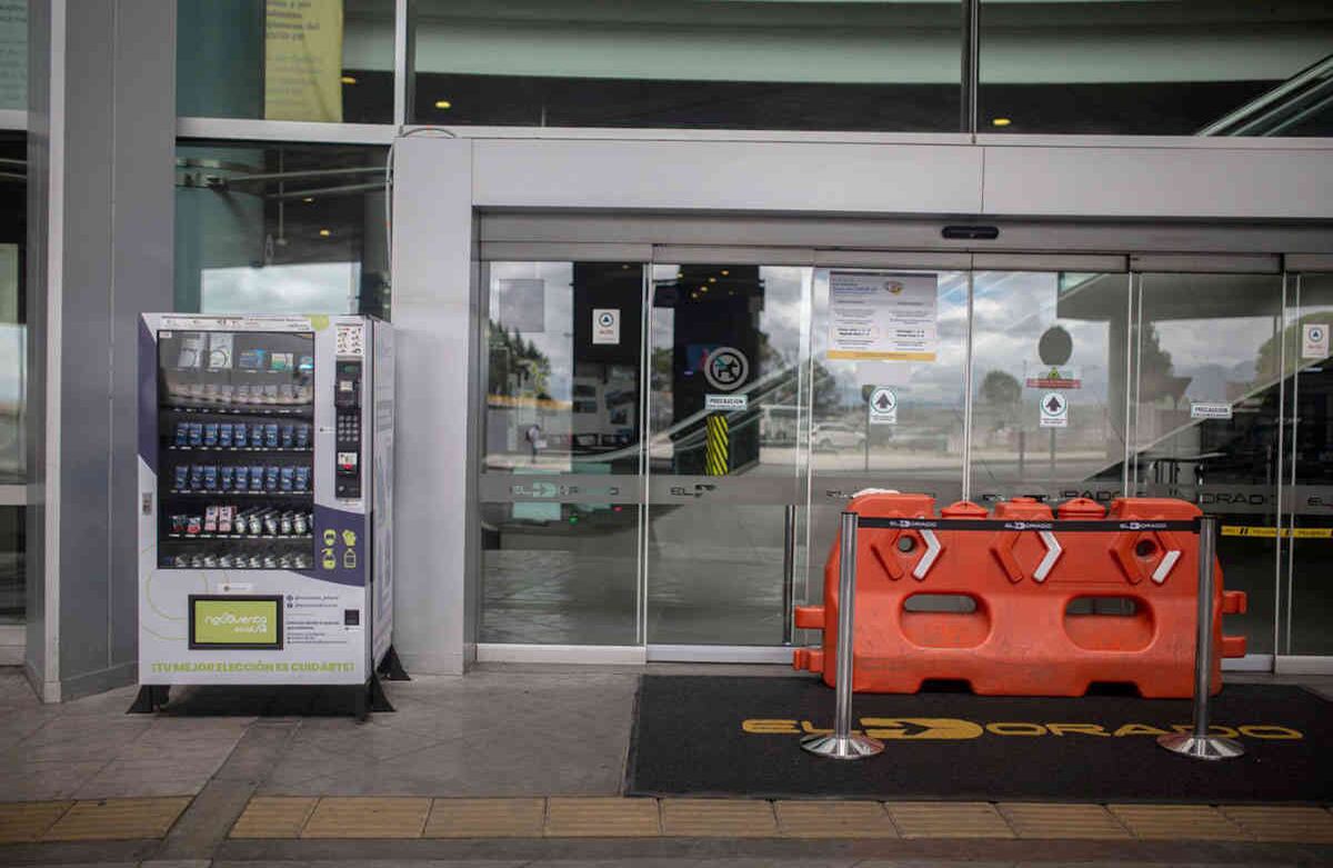 Hay 250 puntos con alcohol isopropílico para limpieza de elementos de trabajo en las zonas de check-in y counters de atención. Foto: Esteban Vega/SEMANA