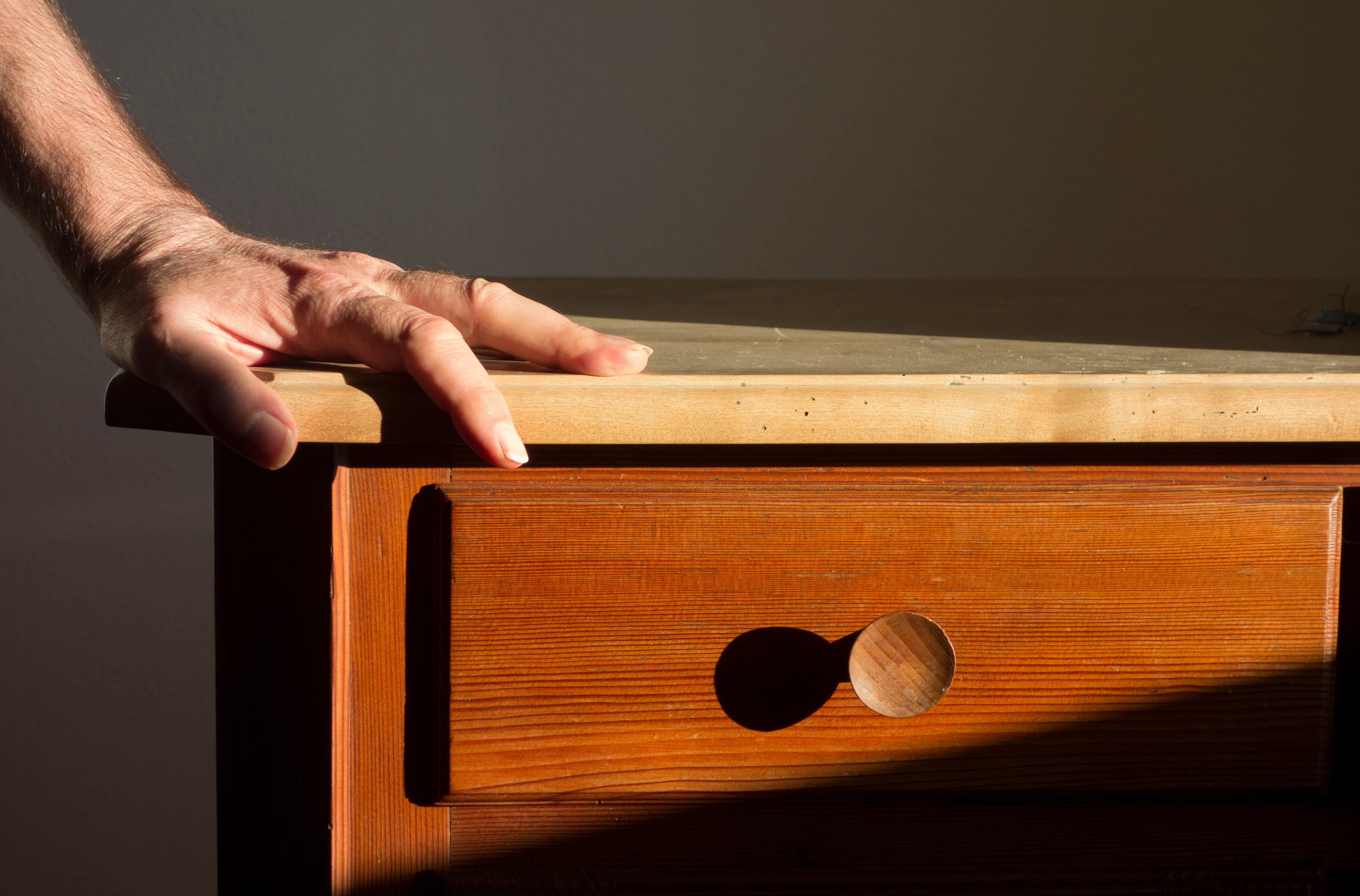 Realizar un mantenimiento adecuado a los muebles es fundamental para evitar este problema.