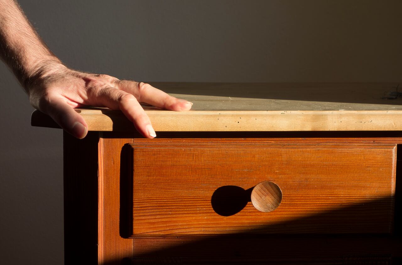 Realizar un mantenimiento adecuado a los muebles es fundamental para evitar este problema.