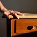 Realizar un mantenimiento adecuado a los muebles es fundamental para evitar este problema.