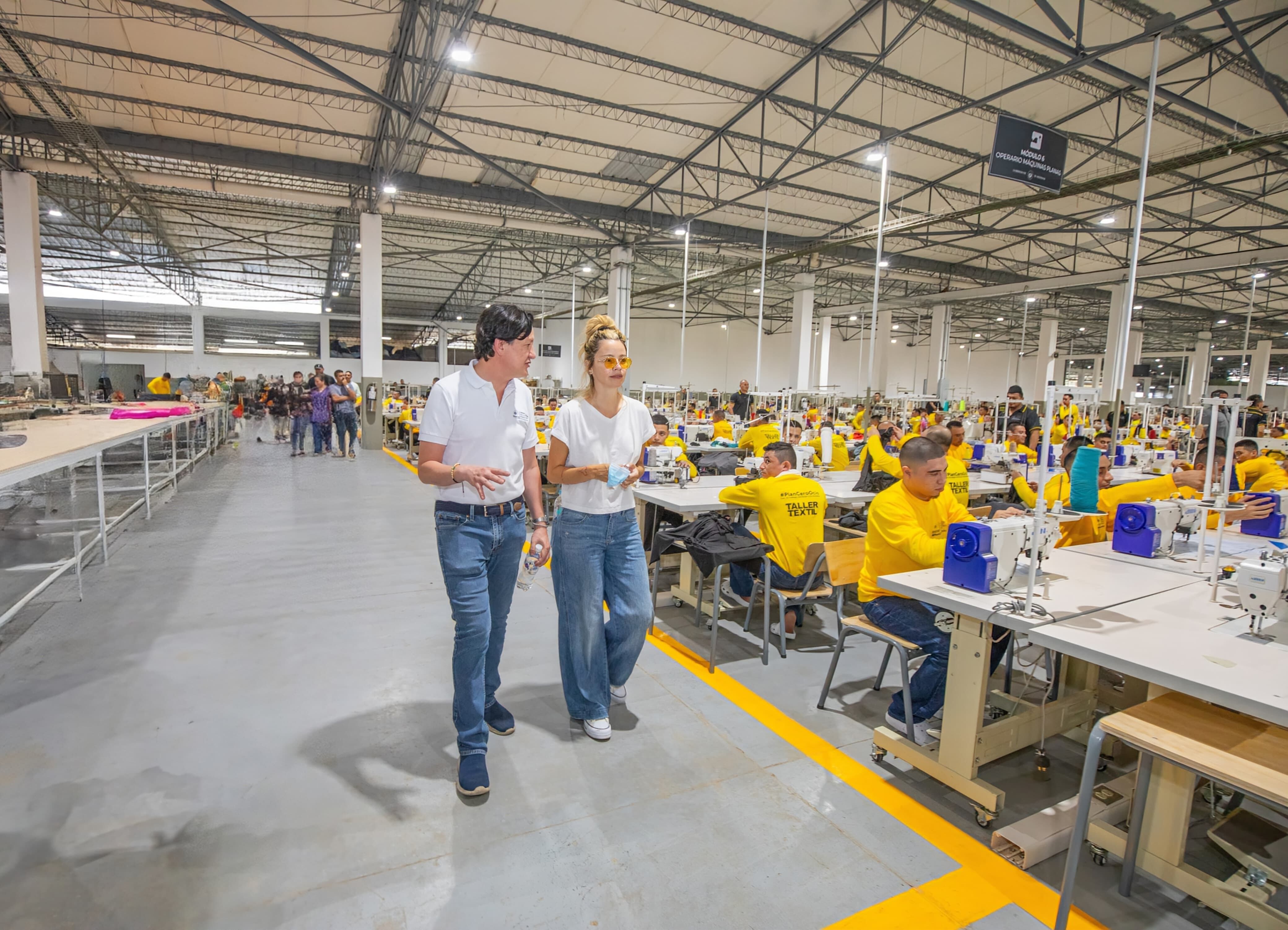 La actriz Johana Bahamón y el colombiano Andrés Guzmán Caballero, comisionado presidencial de Derechos Humanos y Libertad de expresión de El Salvador, en las visitas a uno de los penales del país centroamericano