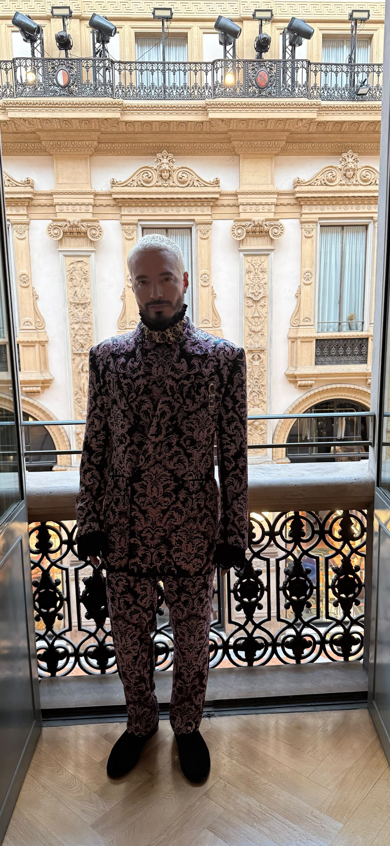J Balvin participó en Vogue World Milano 2026, formando parte de la selección de figuras de la moda, la música y la cultura que se reunieron en Milán para celebrar la creatividad, la moda y la artesanía.