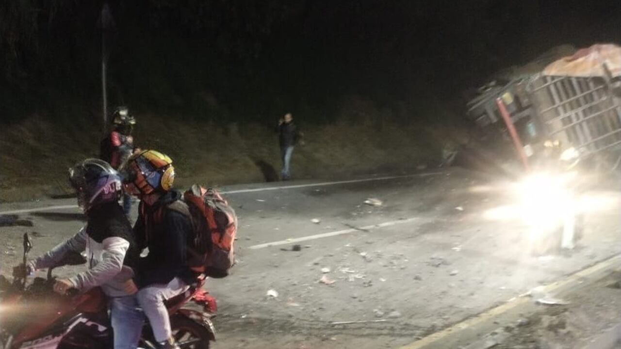 Un saldo de tres muertos y 14 heridos deja aparatoso accidente en la autopista Medellín-Bogotá