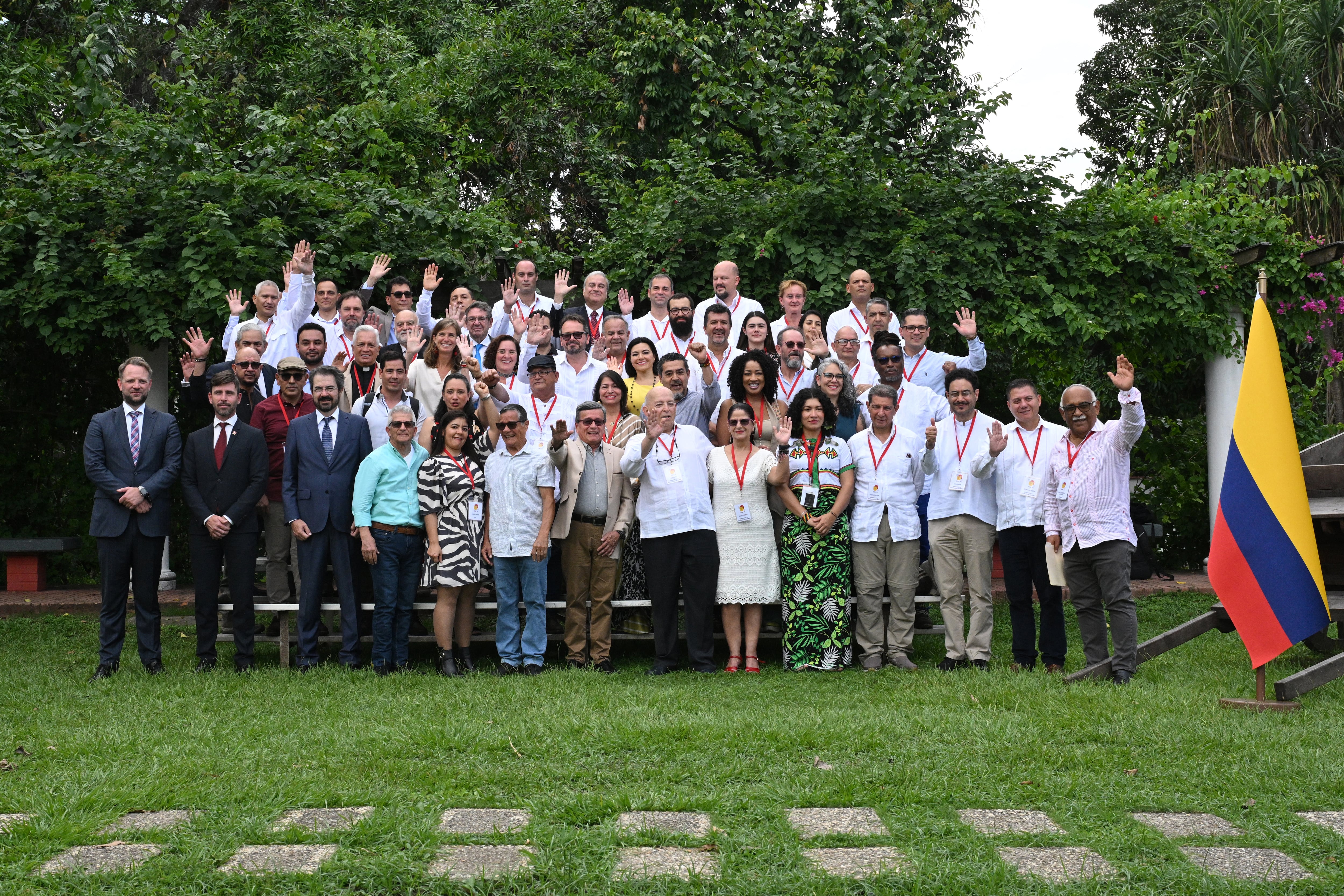 Desde noviembre de 2022, el ELN -- El último grupo guerrillero activo de Colombia -- ha estado negociando la paz con el gobierno de Gustavo Petro en México, Cuba y Venezuela, donde operan muchos de sus miembros. El 3 de agosto, Petro se reunió por primera vez con los líderes del ELN en la capital, Bogotá, cuando entró en vigor un alto el fuego de seis meses.