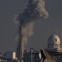 Una columna de humo se eleva sobre Jan Yunis, sur de la Franja de Gaza, tras ataques aéreos israelíes.