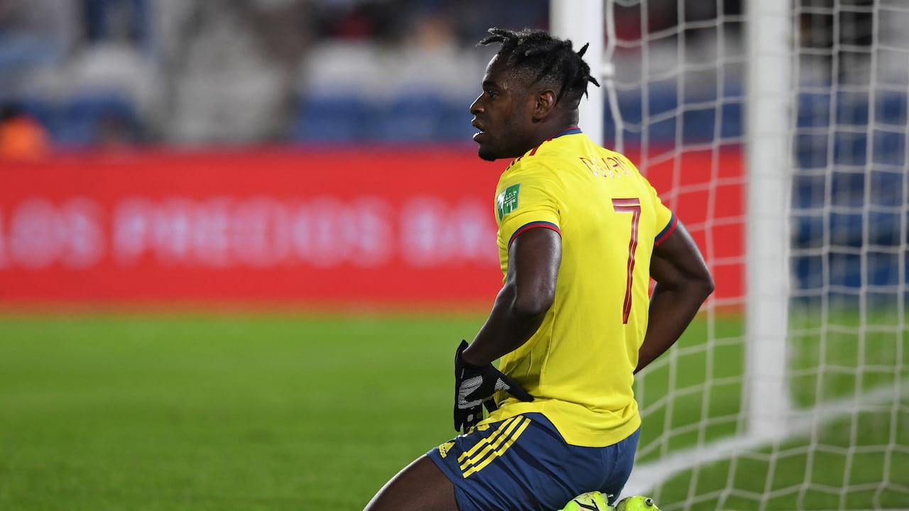 Colombia's Duvan Zapata reacts after missing a cance of goal against Uruguay during the South American qualification football match for the FIFA World Cup Qatar 2022, at the Gran Parque Central stadium in Montevideo on October 7, 2021. (Photo by PABLO PORCIUNCULA / various sources / AFP)