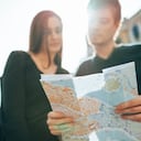 Turistas leyendo un mapa