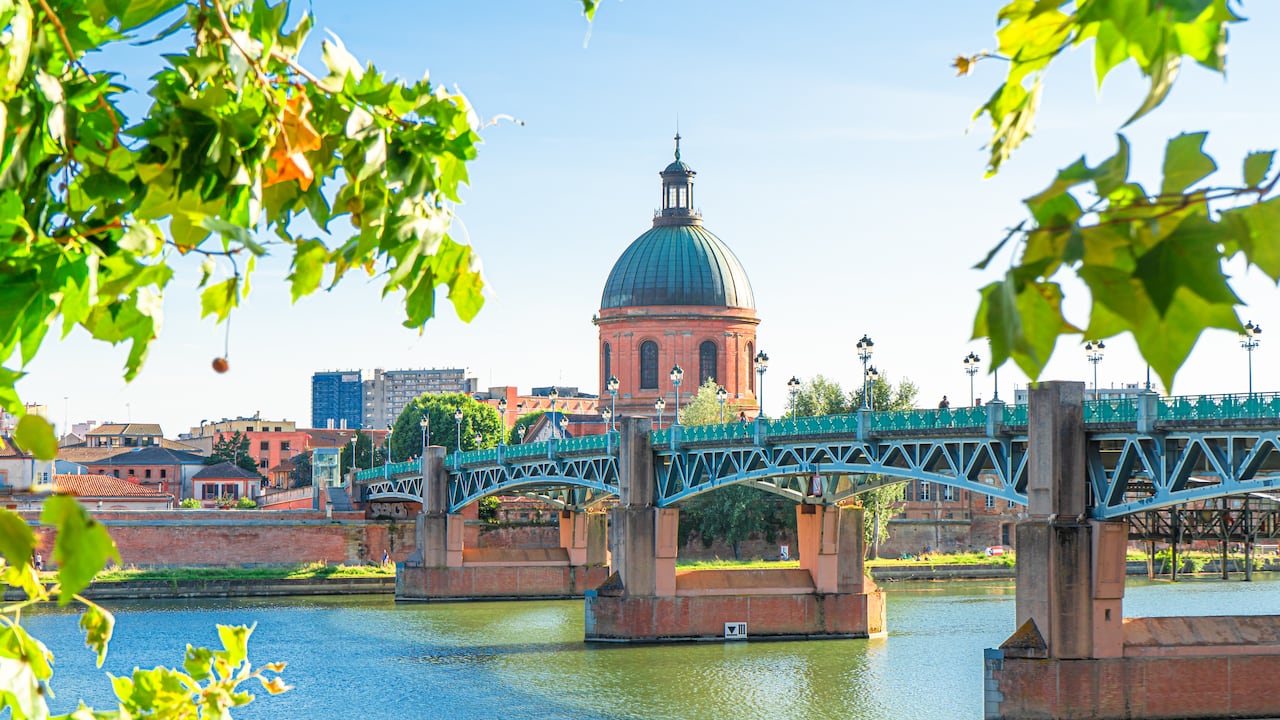Río Garona y Dome de la Grave en Toulouse, Francia
