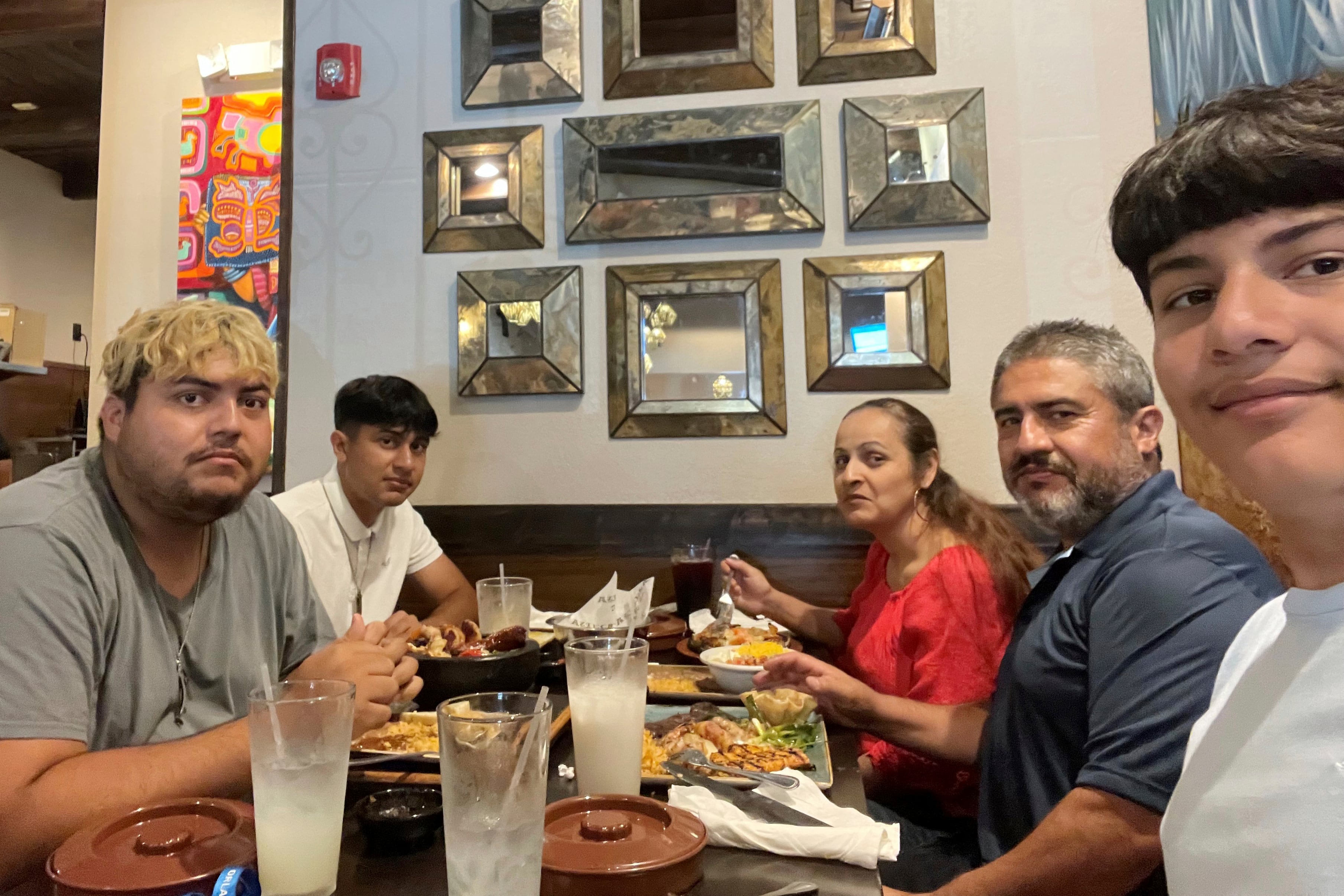 Expertos como Fluharty describen la ley como vaga y confusa. Aseguran que genera preocupaciones sobre detenciones y acusaciones penales a personas que no tienen forma de saber que la ley puede afectarles, incluyendo ciudadanos estadounidenses que pudieran estar manejando y trayendo al estado en sus vehículos a inmigrantes sin estatus migratorio legal.