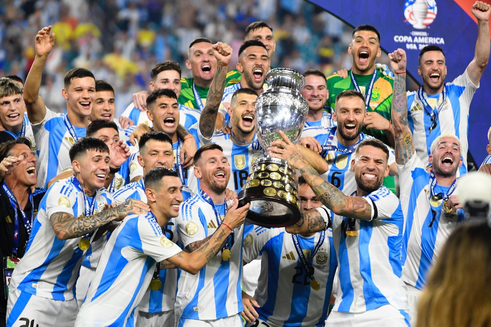Lionel Messi y sus compañeros de la Selección de Argentina levantan el trofeo de campeón de la Copa América 2024.