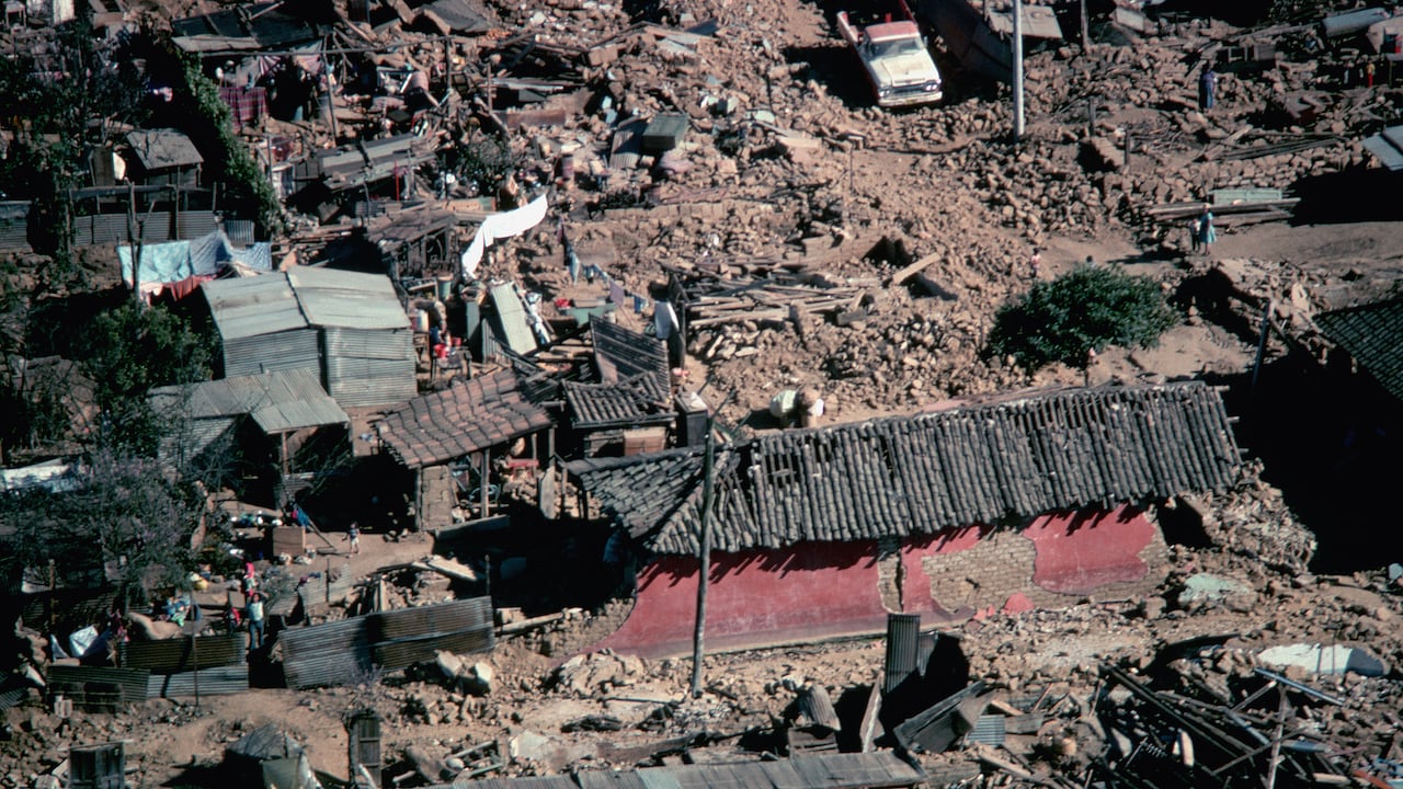 Casas quedaron en ruinas y escombros en un barrio de la Ciudad de Guatemala después de un sismo.