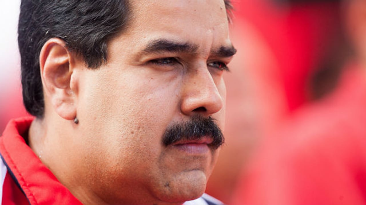 Desde que estaba en campaña, Maduro aseguró que el expresidente Álvaro Uribe, con quien casó su primera pelea por Twitter, se había aliado con la ultraderecha venezolana para matarlo.